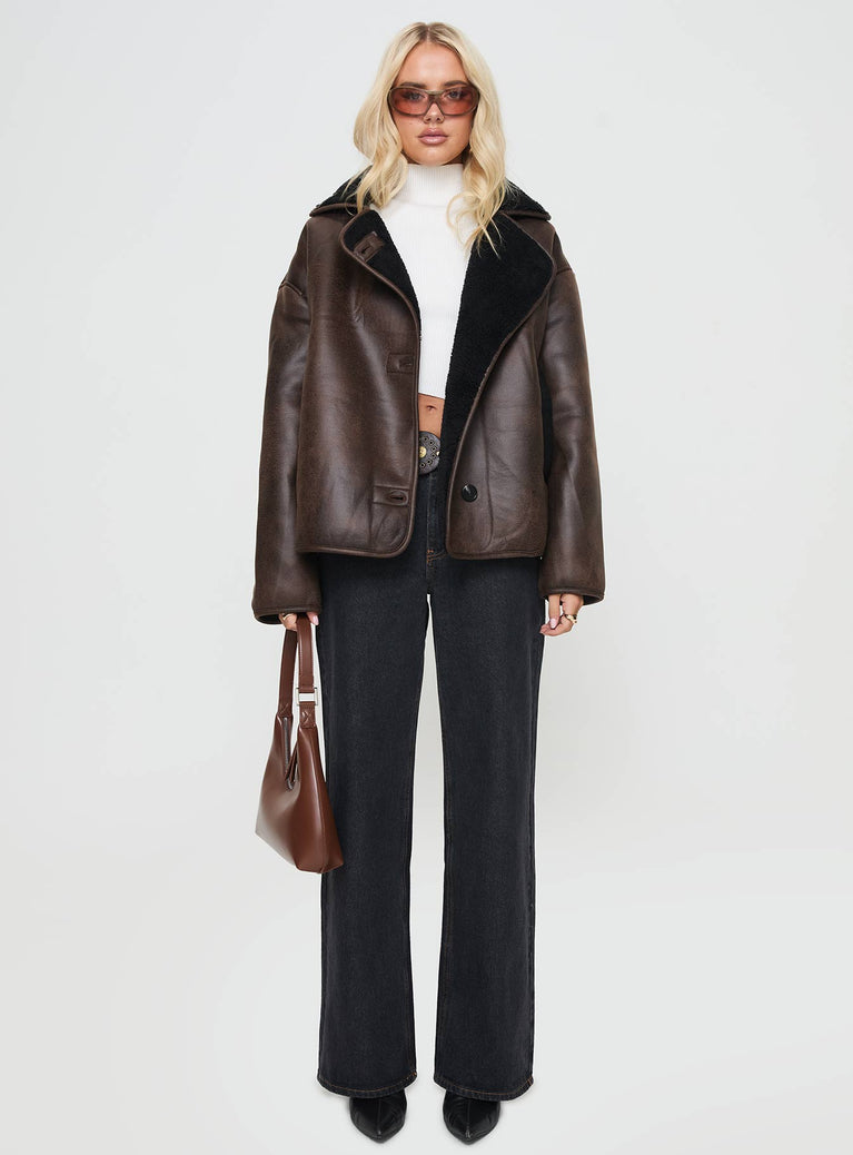 Oversized fit, twin pockets, button fastening