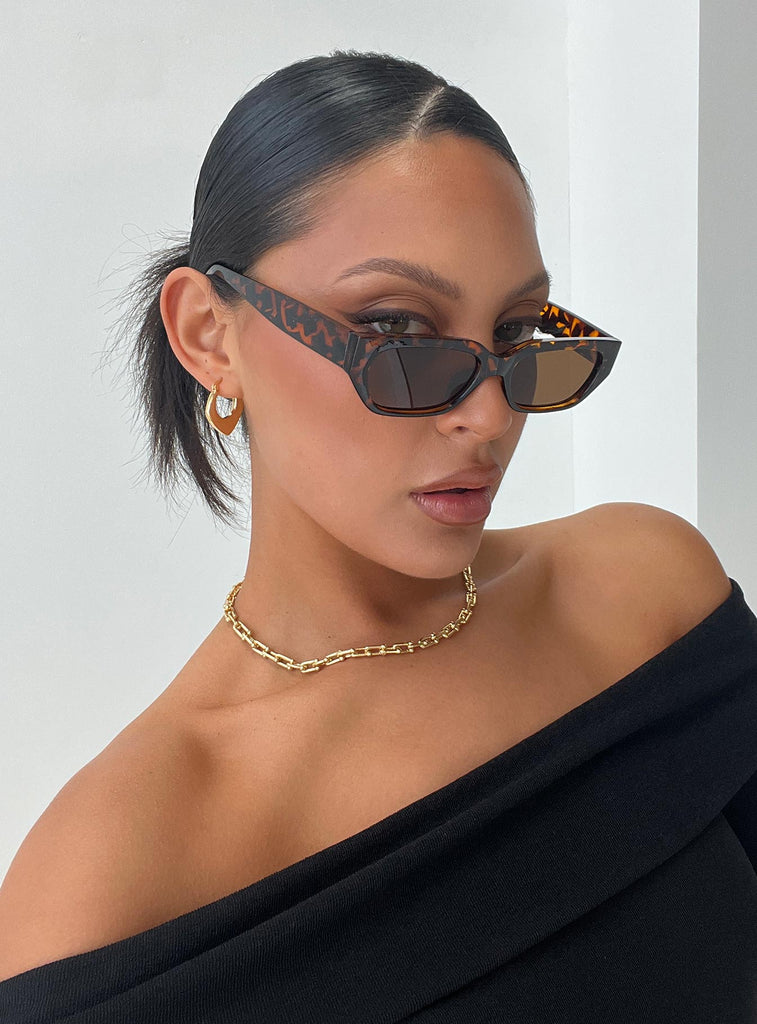 Winnick Sunglasses Tort | Princess Polly display picture 3