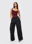Low-rise tailored pants Belt looped waist, four classic pockets, zip and button fastening, wide leg Non-stretch material, unlined 