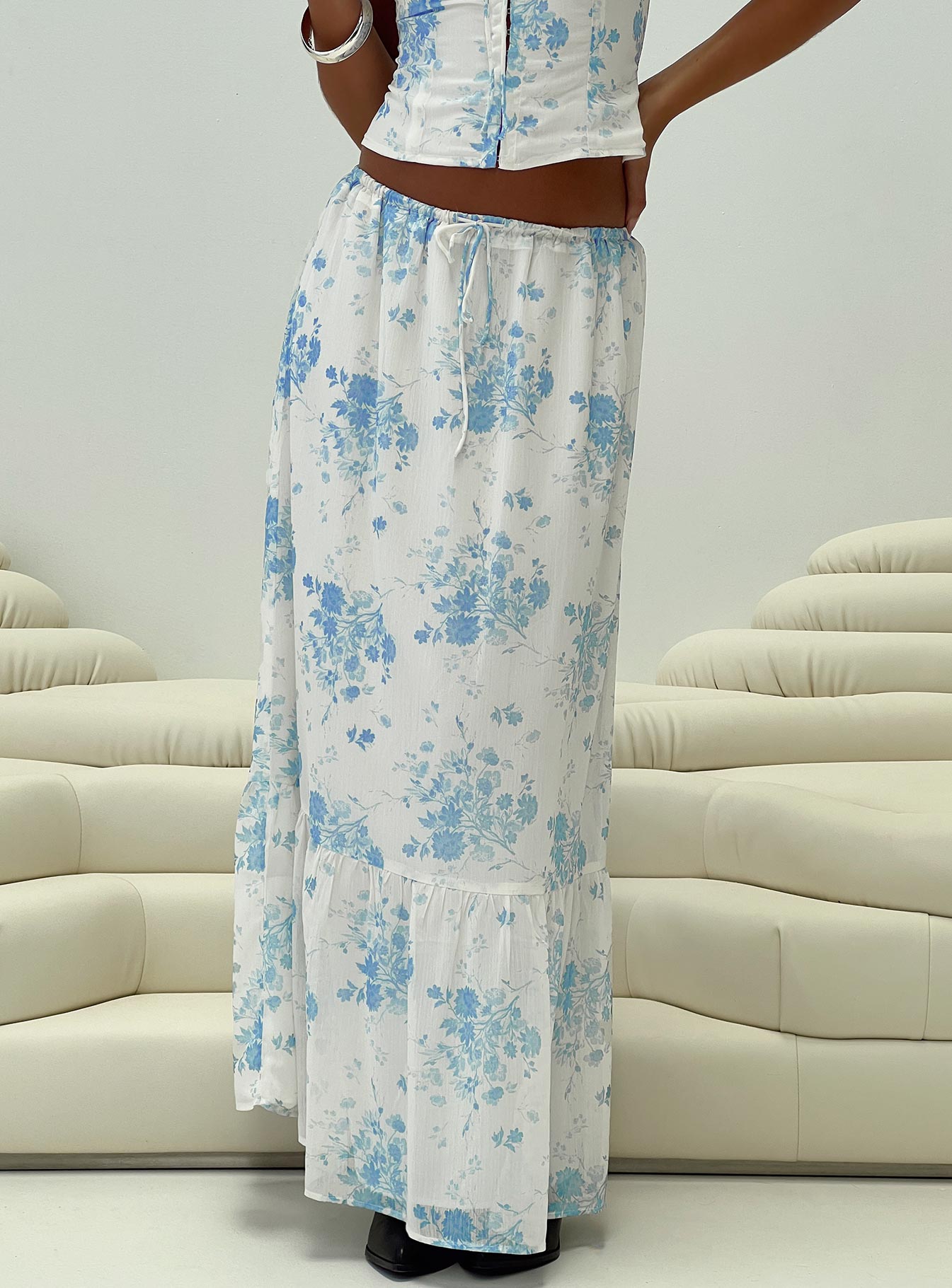 Modern girl maxi skirt white / blue floral