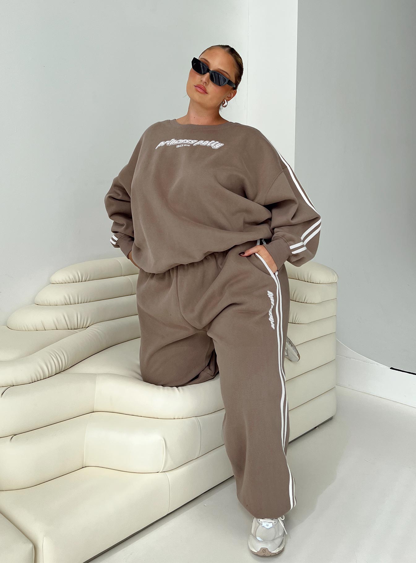 Princess polly track pants stripe taupe / white curve