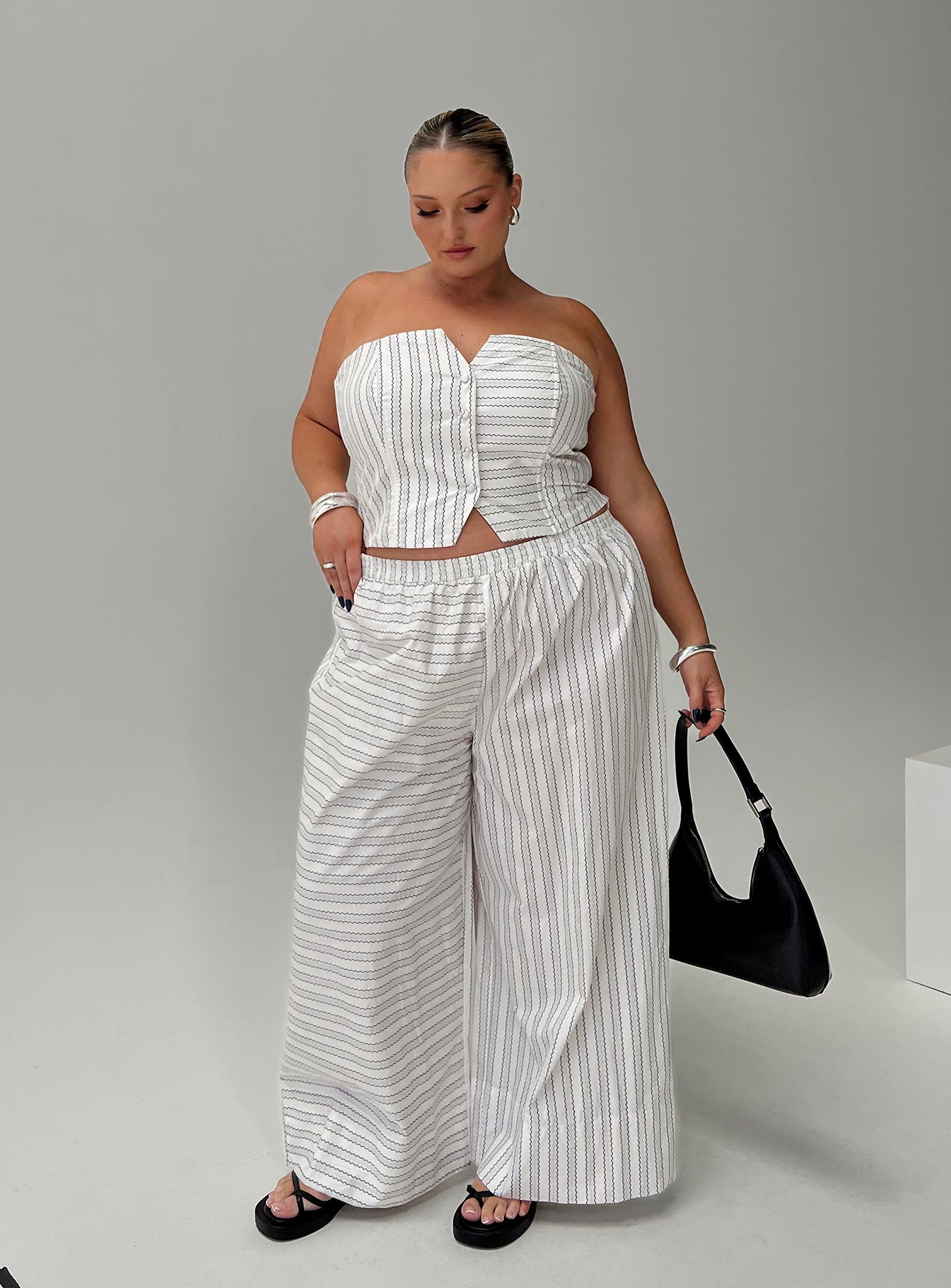 Boarder pants white stripe curve