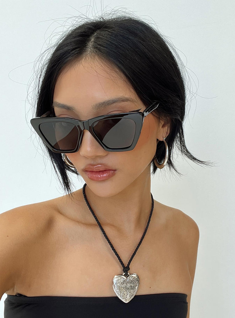 Sunglasses Oversized design Moulded nose bridge Black tinted lenses
