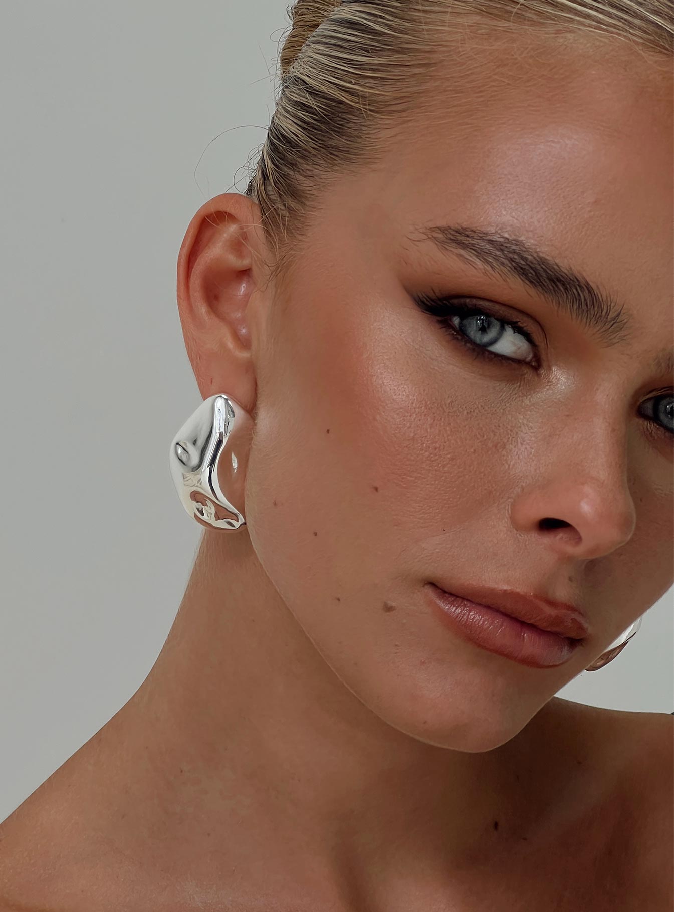 Silver toned earrings Stud fastening, lightweight