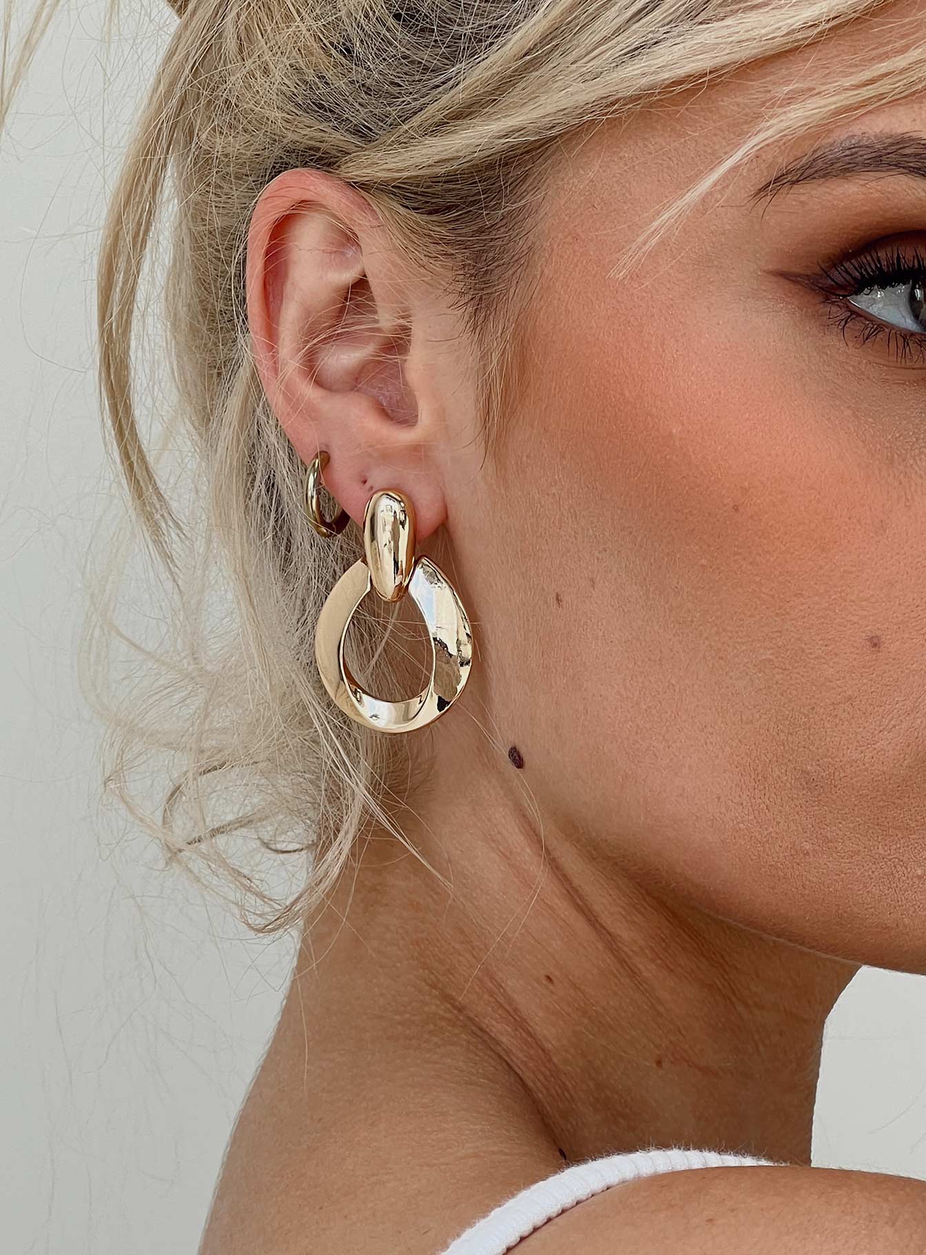 Gold-toned earrings Hoop style, stud fastening