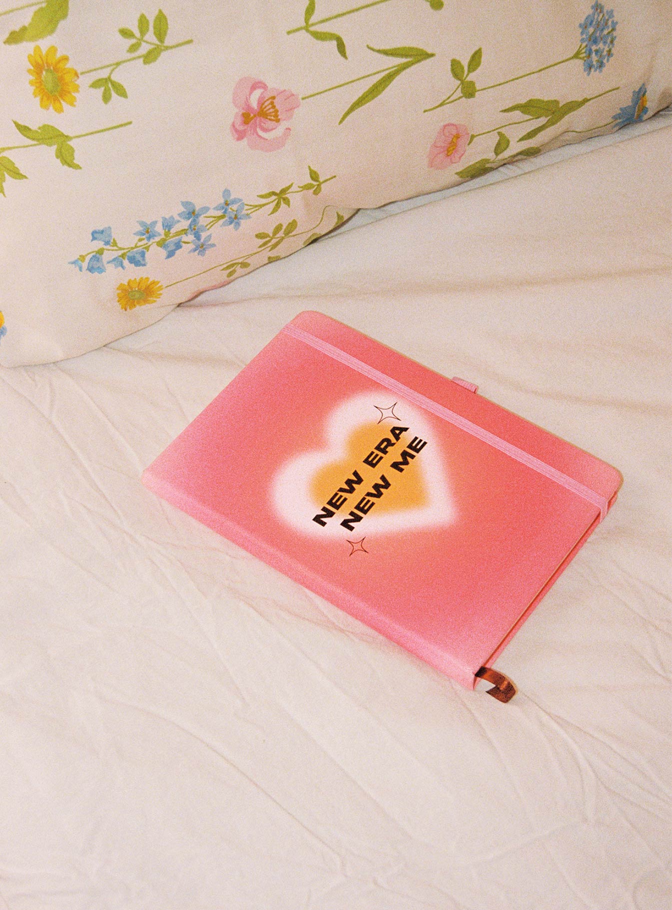 Journal Graphic print, ribbon page finder, lined pages, elastic strap, elastic pen holder A5 size