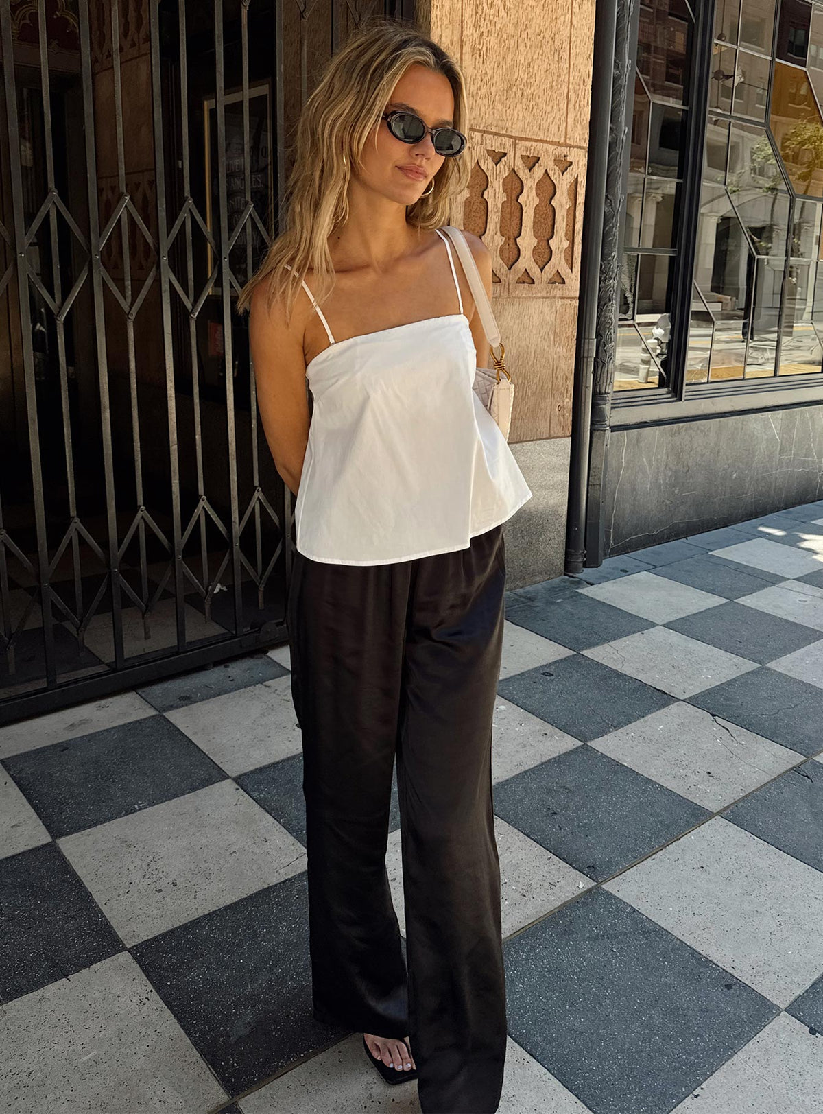 Blouse grande taille YOURS en broderie anglaise vert kaki à col noué | Yours Clothing Blouse grande taille YOURS en broderie anglaise vert kaki à col noué | Yours Clothing