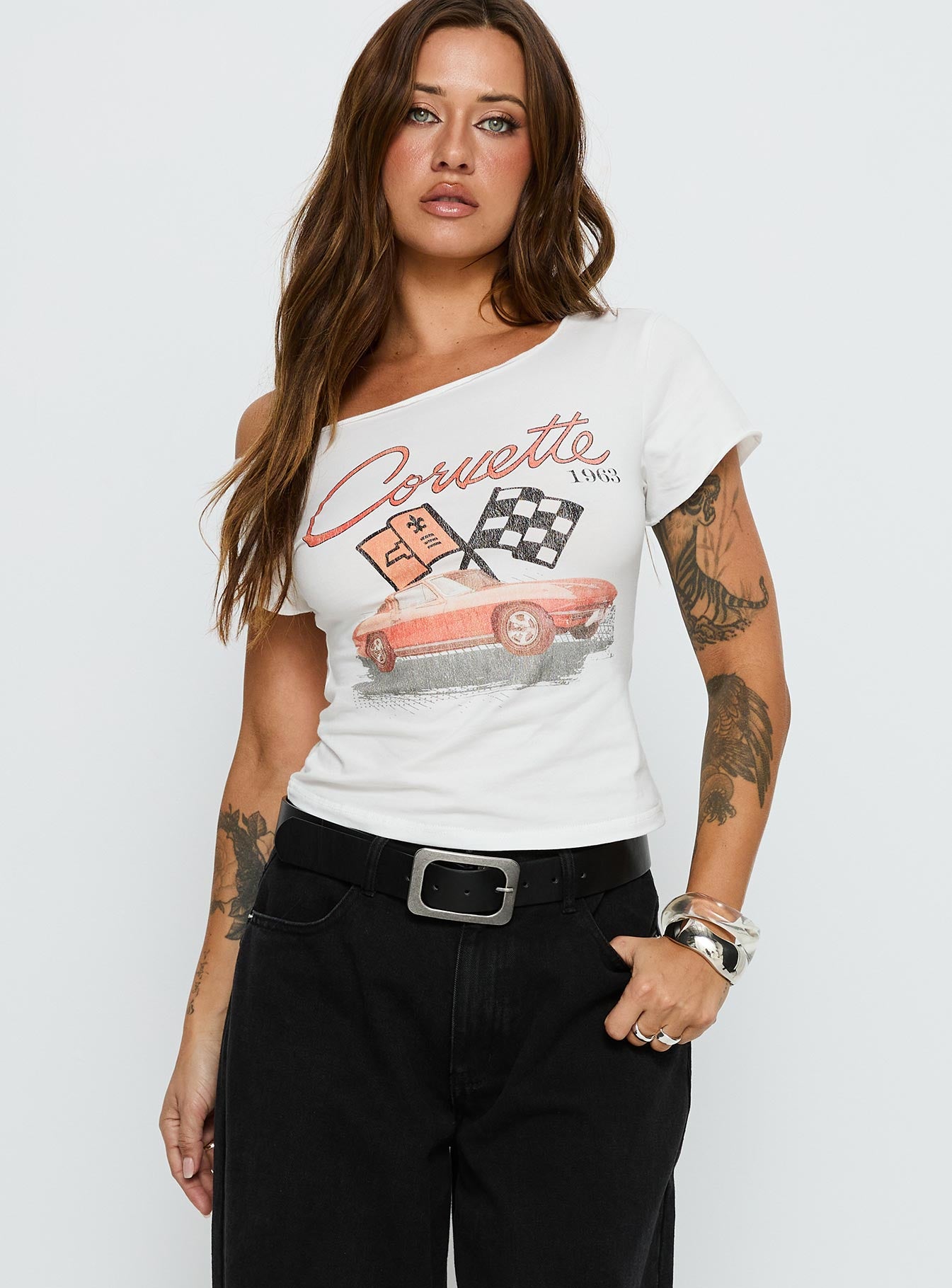 TOP POP 1934年 チベット ショー MS3 BN Corvette 1963 Off Shoulder Graphic Top White | Princess Polly