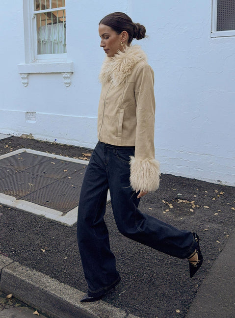 Gimnastikachining mushukini yalaydi Men uning kokraklari orasiga surat yopishtirdim.