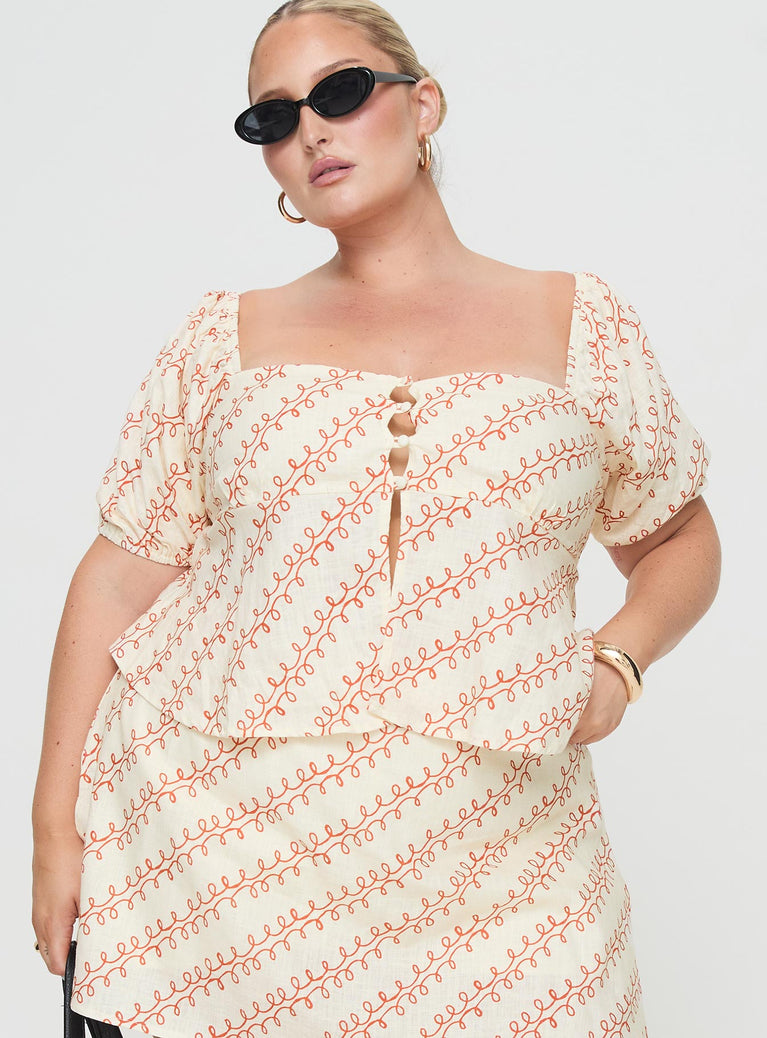 Princess Polly Curve  Graphic crop top Puff sleeve, square neckline, button fastening down front, split hem Non-stretch material, lined bust Princess Polly Lower Impact