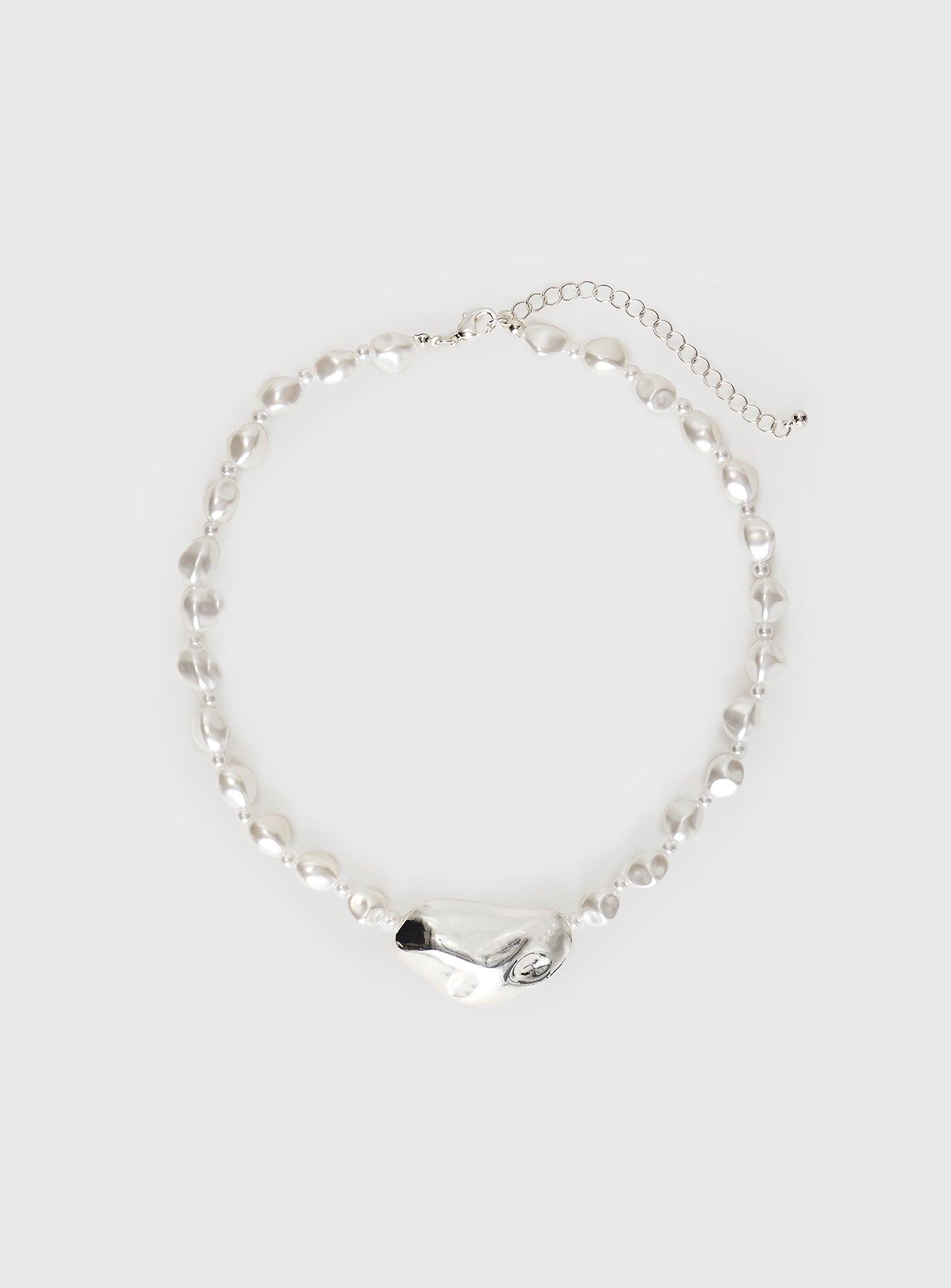 All quiet choker pearl