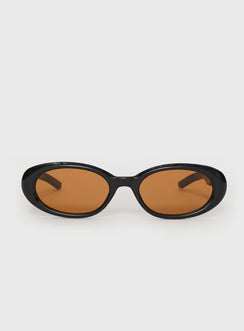 Sunglasses Moulded nose bridge, smoke tinted lens, thin arms