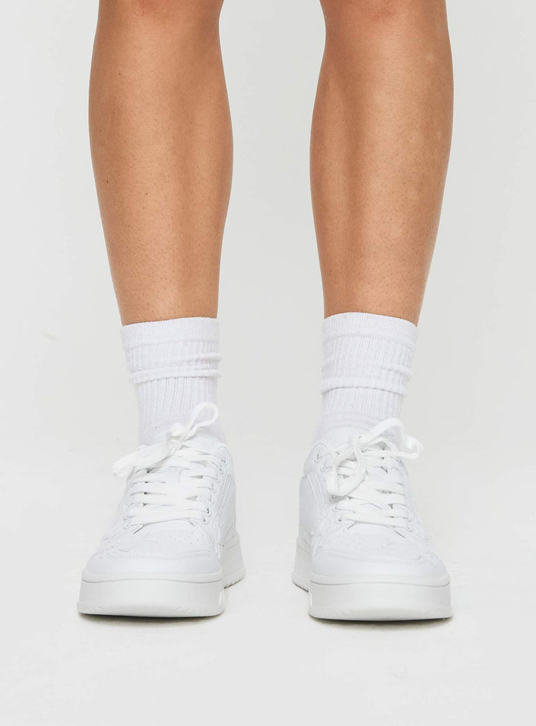 White sneakers Platform sole, star design, lace up fastening