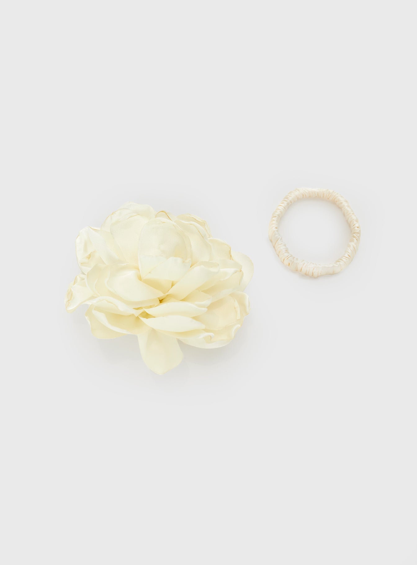 Rose detail, clip fastening  1x scrunchie tie 