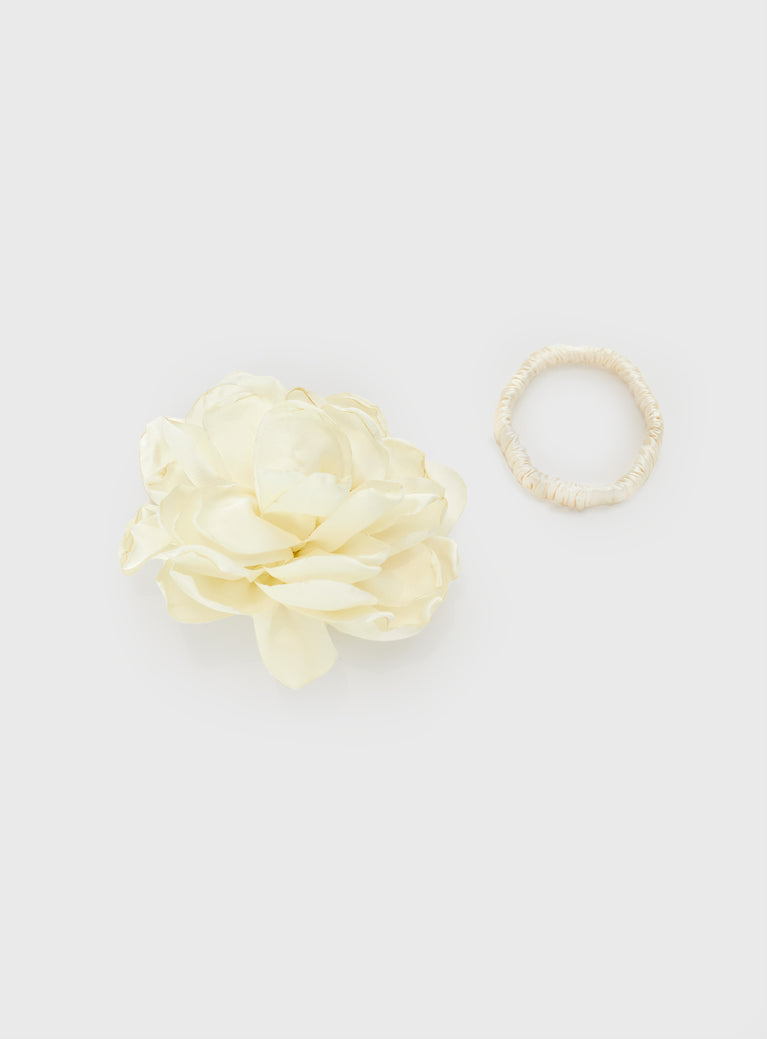 Rose detail, clip fastening  1x scrunchie tie 