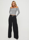Long sleeve top Slim fitting, ribbed knit material, off-the-shoulder design Good stretch, unlined