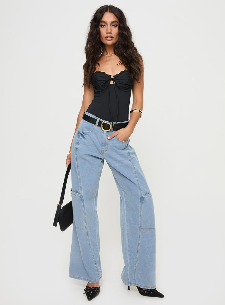 Low rise jeans Relaxed fit, wide leg, 4 pocket design, belt loops at waist, zip & button fastening