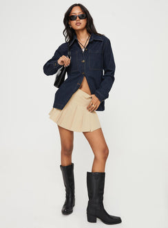 Denim Shacket Long sleeves, classic collar, twin chest pockets, contrast stitching, single-button cuffs Button fastening at front 