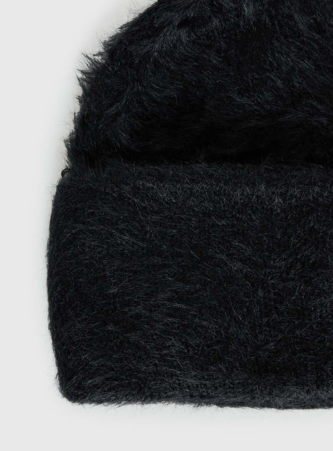 Caevia Fluffy Beanie Black