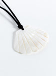 Shell pendant necklace Adjustable length, faux shell, rope style chain