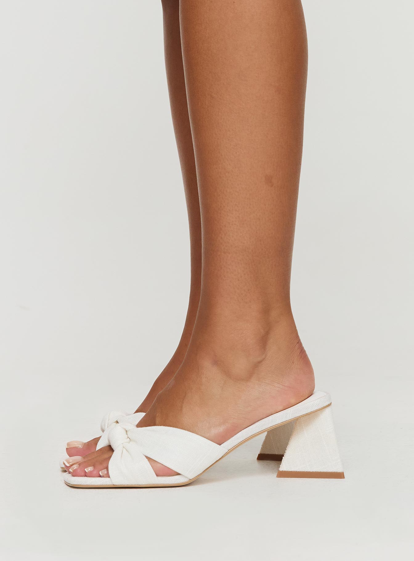 Linen look heel Block heel, tie detail upper, square toe