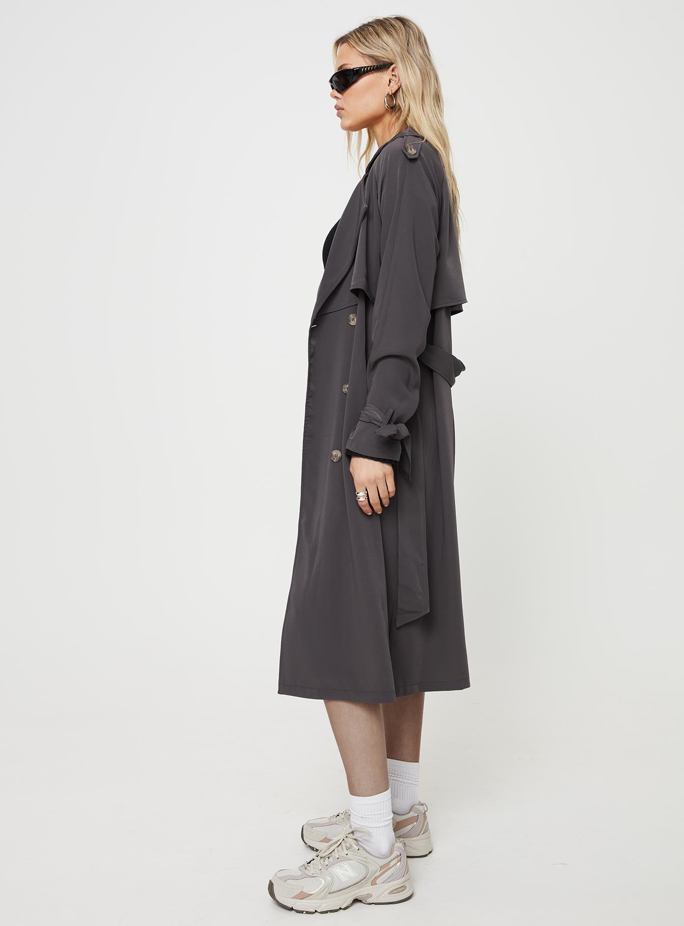 Trench coat Relaxed fit, wide lapel collar, double-breasted front, tie fastening, belt loops with detachable belt, twin hip pockets