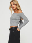 Long sleeve top Slim fitting, ribbed knit material, off-the-shoulder design Good stretch, unlined