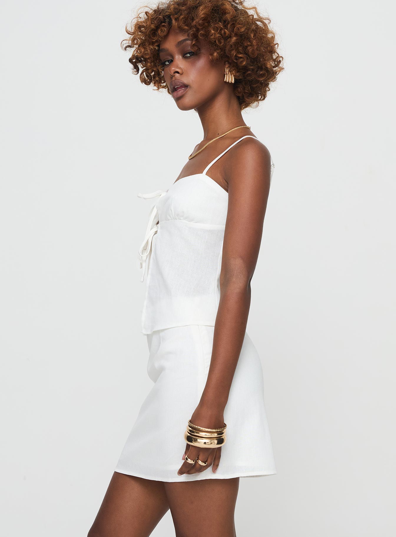 Two-piece linen set Top, adjustable shoulder straps, twin tie fastening at bust, split hem High rise mini skirt, invisible zip fastening down side Non-stretch material, partially lined