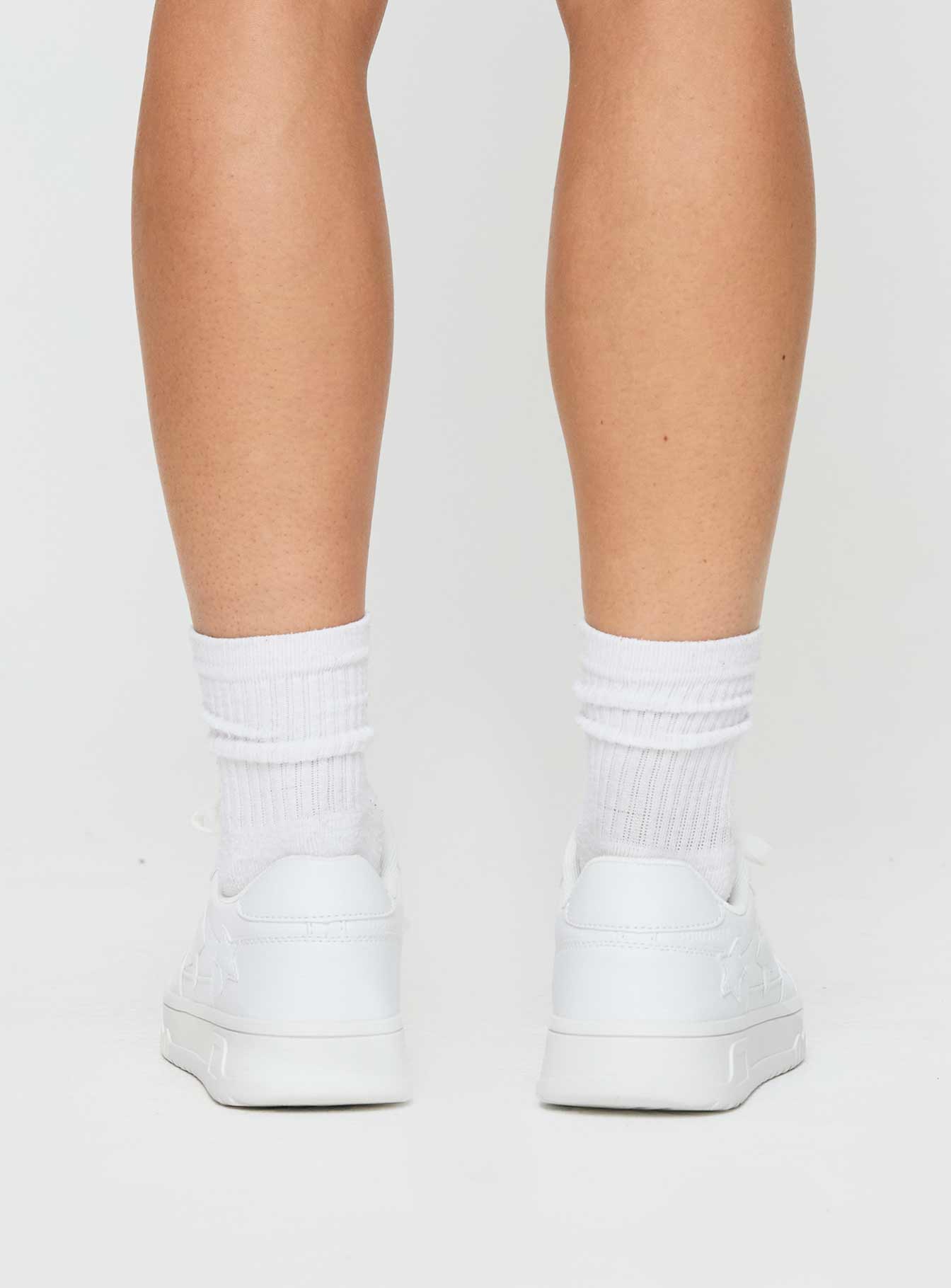 White sneakers Platform sole, star design, lace up fastening