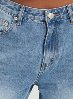 Highlighting Lokura Low Rise Super Baggy Jeans Vintage Mid Blue Wash womens-jeans detail Princess Polly