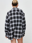 Plaid shirt Button front fastening, classic collar, single button cuff, twin chest pockets Non-stretch, unlined 
