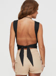 Backless top Fixed shoulder straps, square neckline, tie fastening at back Good stretch, fully lined