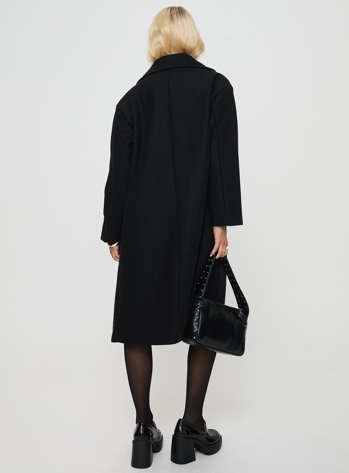 Longline coat Lapel collar, button fastening at front, front pockets Non-stretch, fully lined 