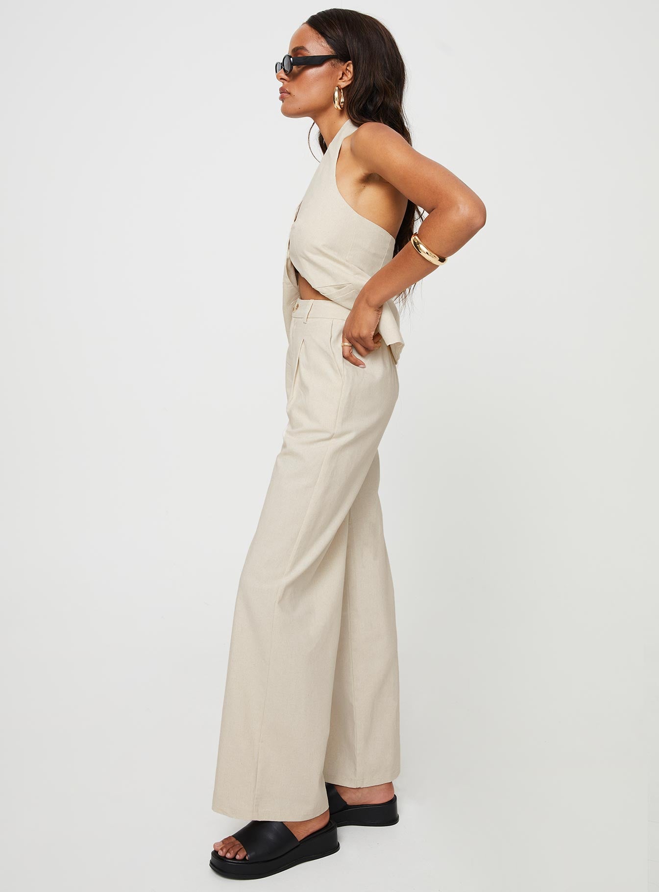 Matching linen set Halter neck top, fixed halter strap, button fastening at front, twin hip pockets High rise pants, belt looped waist, zip and button fastening, elasticated waistband at back, twin hip pockets, straight leg