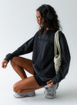 Black crewneck sweatshirt a drop shoulder design oversized fit