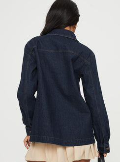 Denim Shacket Long sleeves, classic collar, twin chest pockets, contrast stitching, single-button cuffs Button fastening at front 