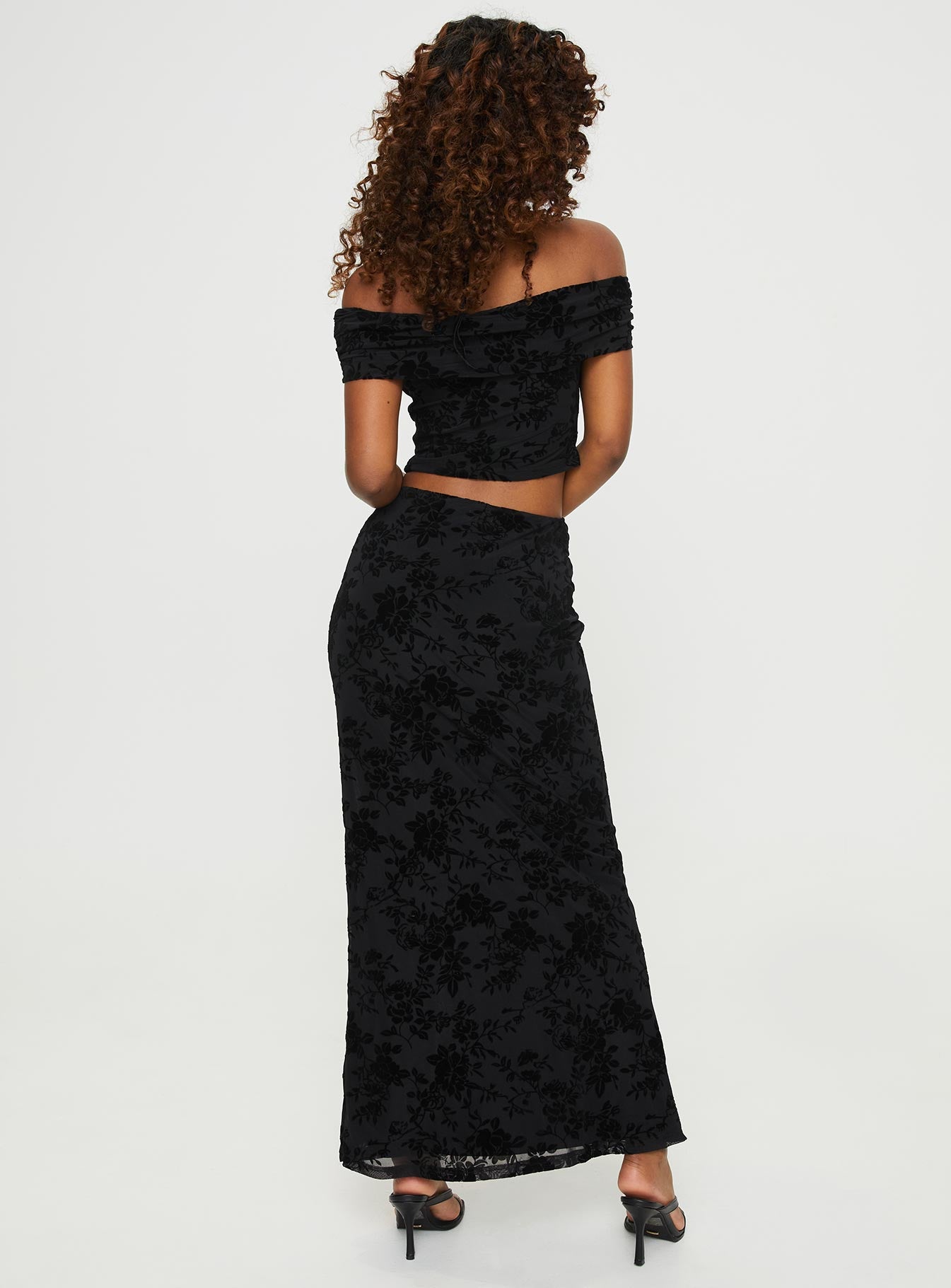 Set  Two-piece set, floral print Off-the-shoulder top, folded neckline, elasticated neckline Mid-rise maxi skirt, high split at side  Elasticated waist 
