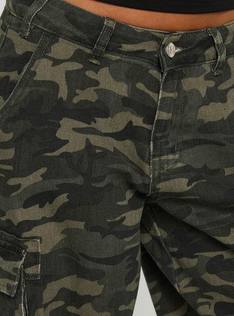 Hudsen Longline Cargo Shorts Camo Petite