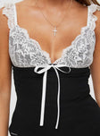 Crop top V-neckline, lace detail, bow at bust, invisible zip fastening at side Non-stretch material, fully lined