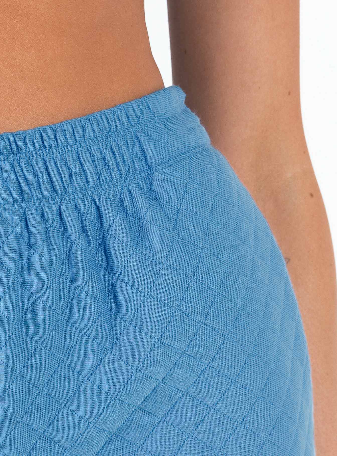 Matching set Quilted material Crop top Fixed straps Invisible zip fastening at side High waisted shorts Elasticated waistband