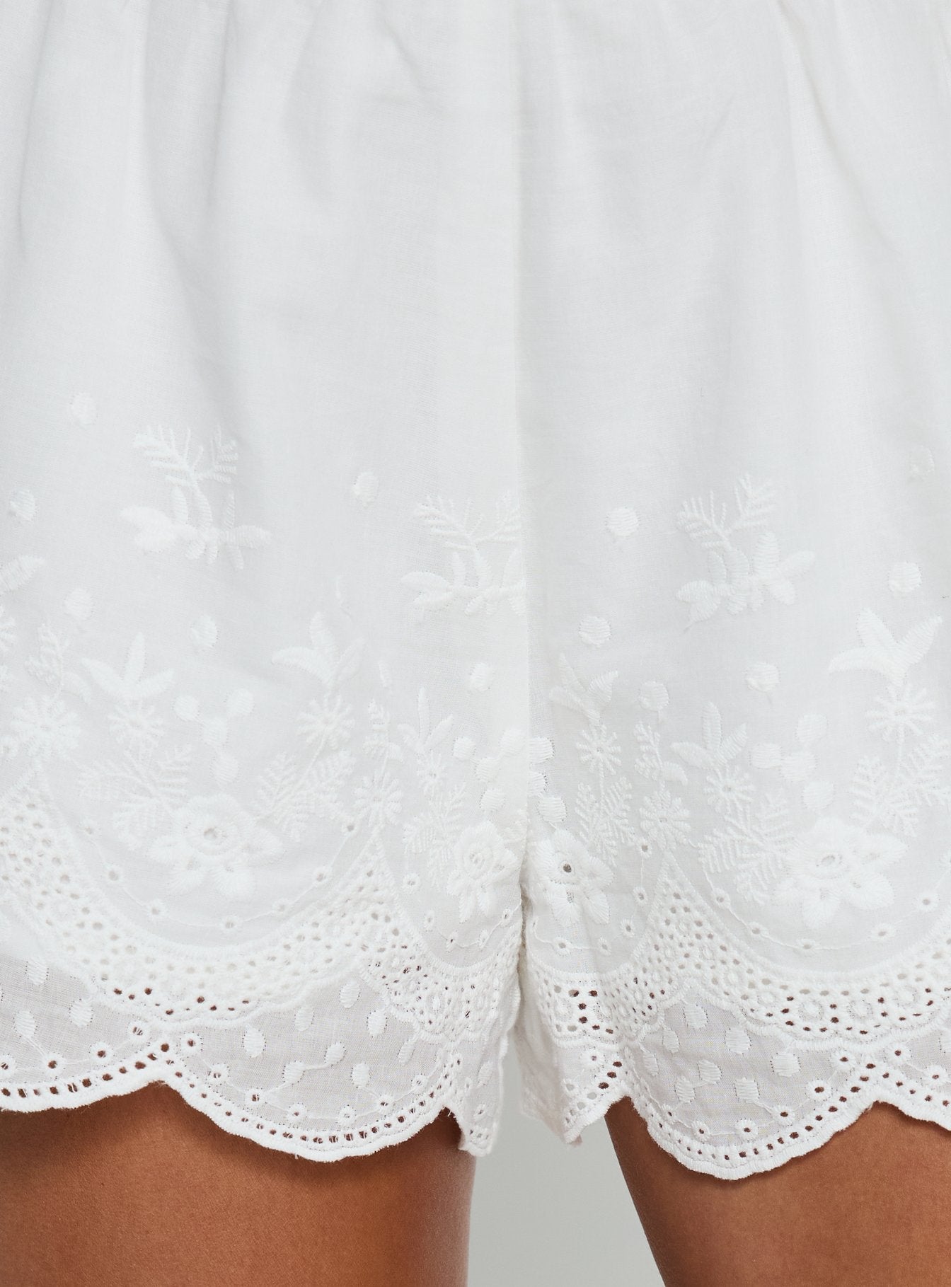 Madison Avenue Embroidered Detail Shorts / White