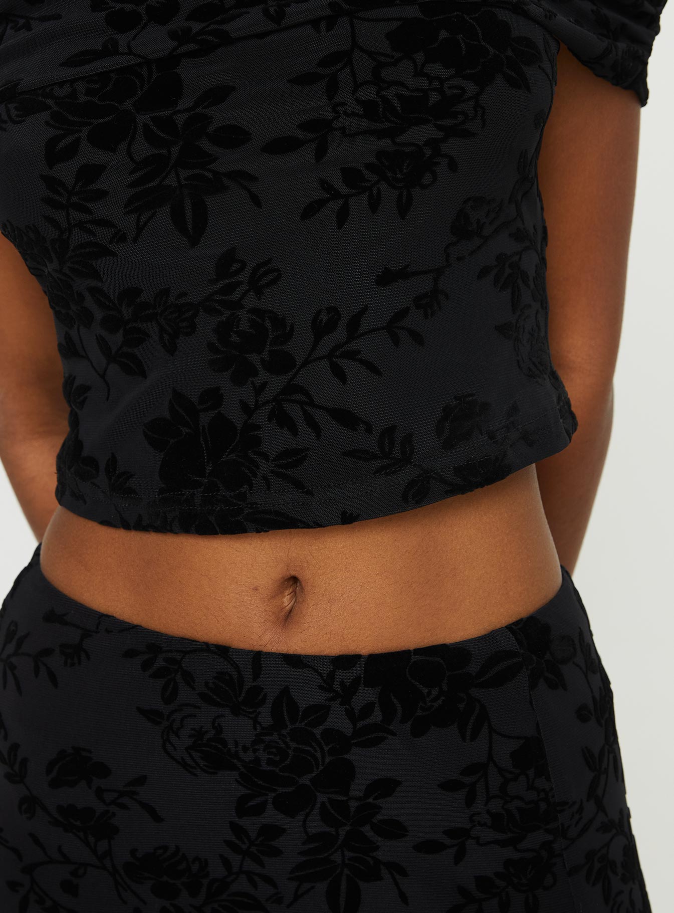 Set  Two-piece set, floral print Off-the-shoulder top, folded neckline, elasticated neckline Mid-rise maxi skirt, high split at side  Elasticated waist 