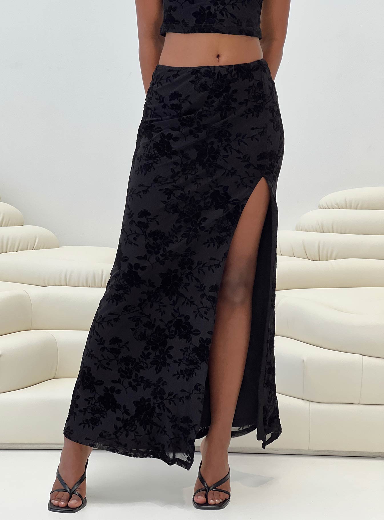 Set  Two-piece set, floral print Off-the-shoulder top, folded neckline, elasticated neckline Mid-rise maxi skirt, high split at side  Elasticated waist 