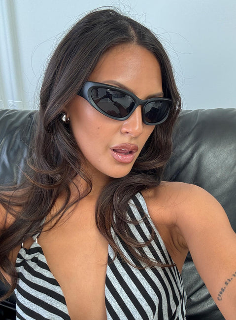 Huxlee Curved Sunglasses Black