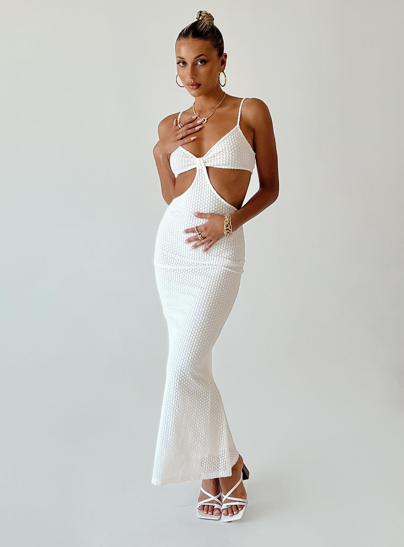 Front view of model wearing  front Princess Polly Sweetheart Neckline  Shanni Maxi Dress White