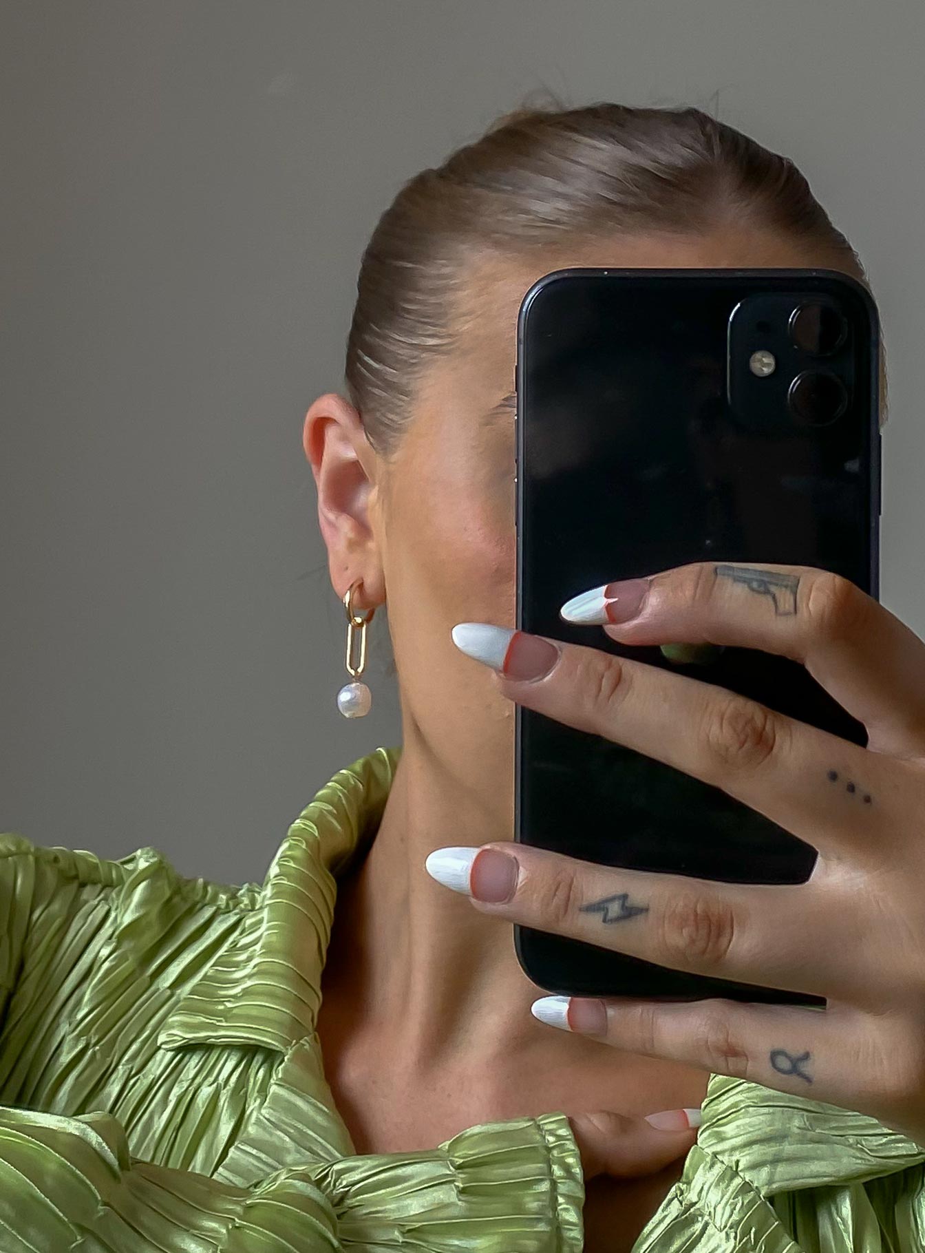 Earrings Princess Polly Exclusive 60% Copper 40% Acrylic Gold-toned Pearl drop charm  Lightweight 