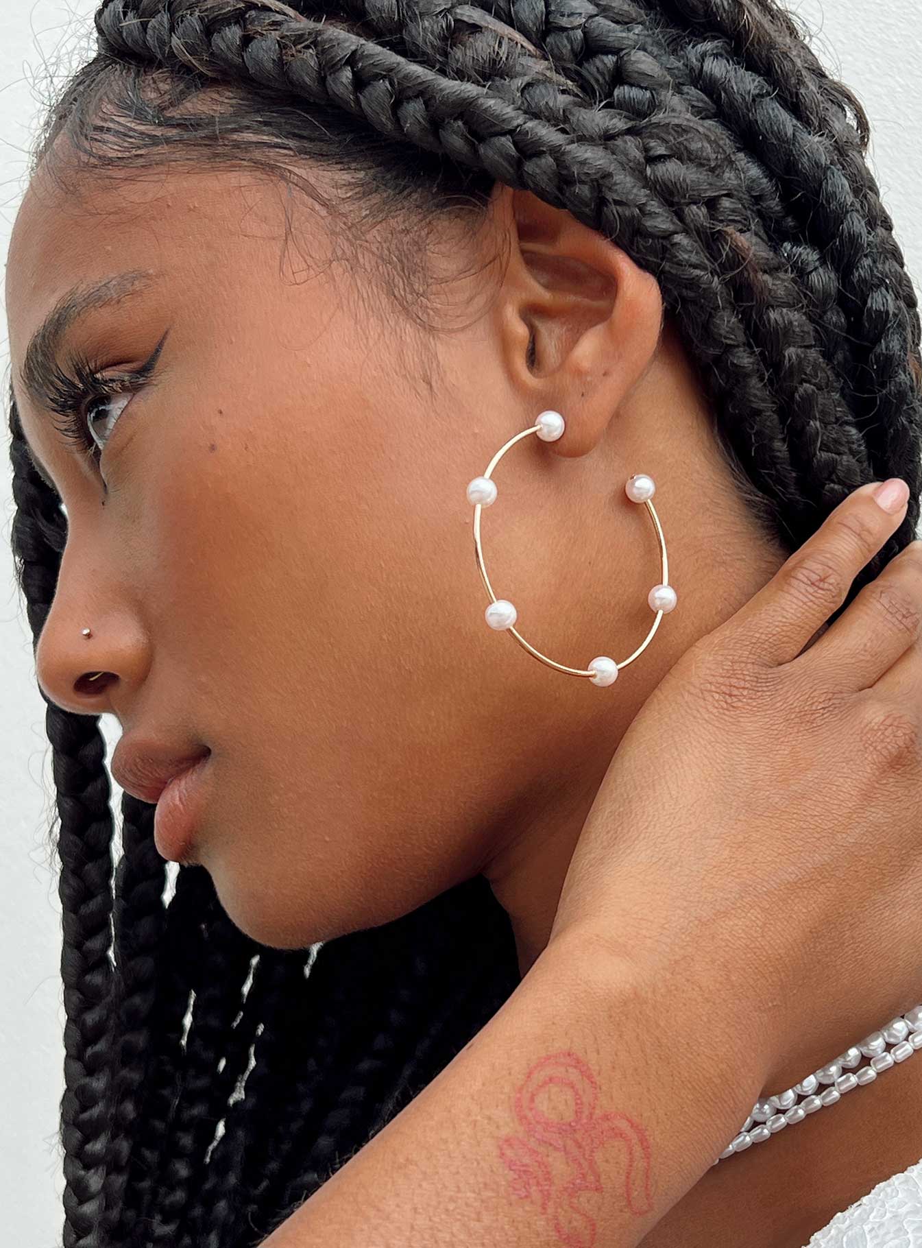 Earrings Hoop style Stud fastening Pearl detail Gold-toned