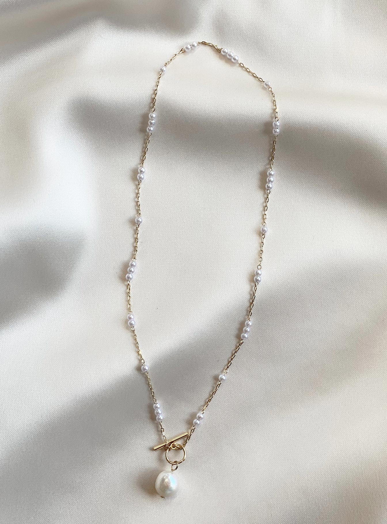 Necklace Toggle clasp fastening Dainty gold-toned chain Pearl detailing