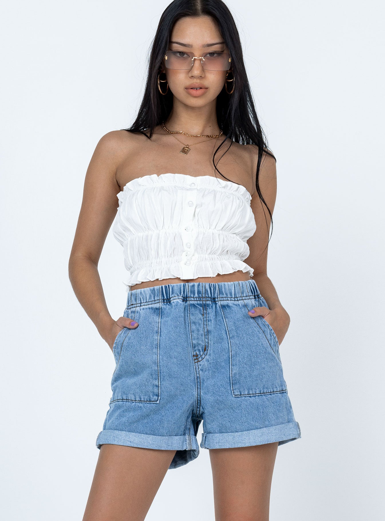 Shorts 100% cotton Mid-wash denim  High waisted  Elasticated waistband  Four-pocket design  Rolled hem 