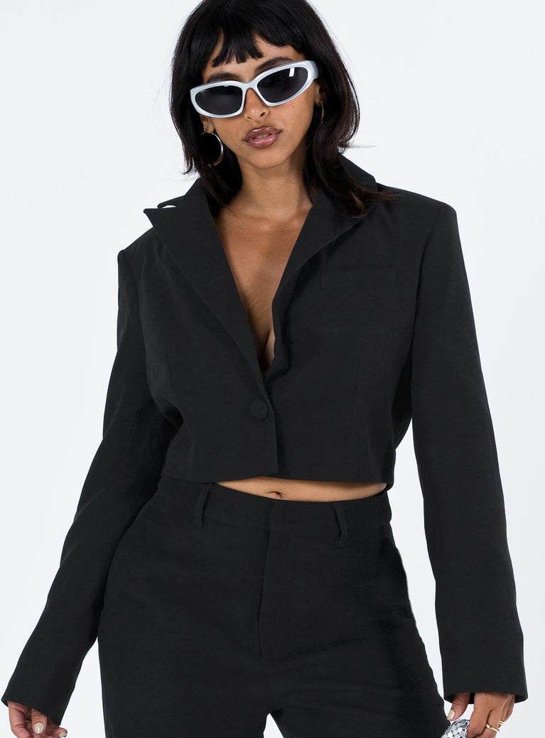 Black cropped blazer Ribbed material Lapel collar Single button fastening at front Chest pocket Padded shoulders